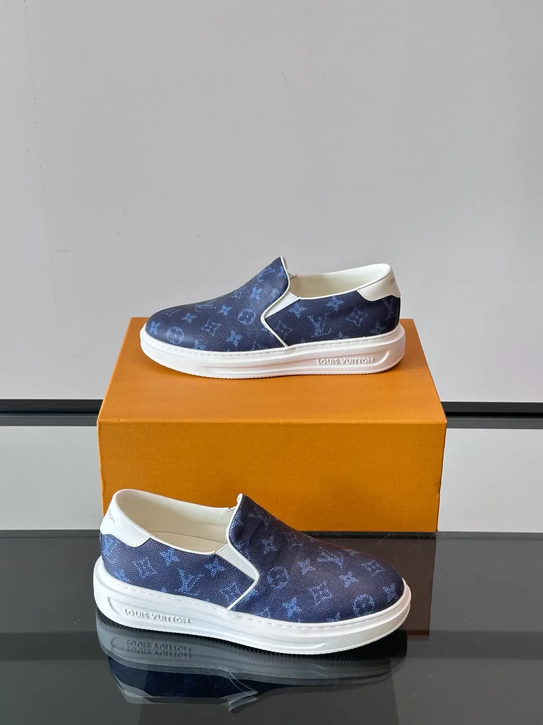 Men's shoes 💰p360 "LOUIS VUITTO＊" Classic presbyopic slip-on loafers are made of classic Damier Gra men's shoes 💰phite canvas, with LV logo embellishment on the shoe body, leather straps decorated with LV metal logo buckles, smooth calf leather trim, and Monogram flower rubber outsole, full of youthful vitality and elegance. Blake craftsmanship and hand-stitched uppers cleverly establish recognition, and the standard sheepskin lining provides a comfortable and soft foot feel! Size: 38-44